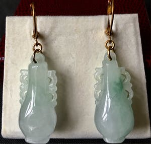 Jadeiet gesneden vaasjes oorhangers met vergulde haken kopen? Bied vanaf 35!
