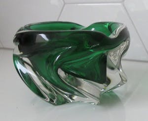 Josef Hospodka - Dikwandige smaragd groene getordeerde asbak uitvoering Chribska Sklo kopen? Bied vanaf 10!
