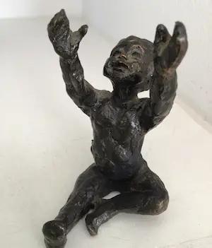 Astrid Veldhuyzen-Koppen - Sculptuur “ Kind met gestrekte armen “. Gesigneerd kopen? Bied vanaf 1!