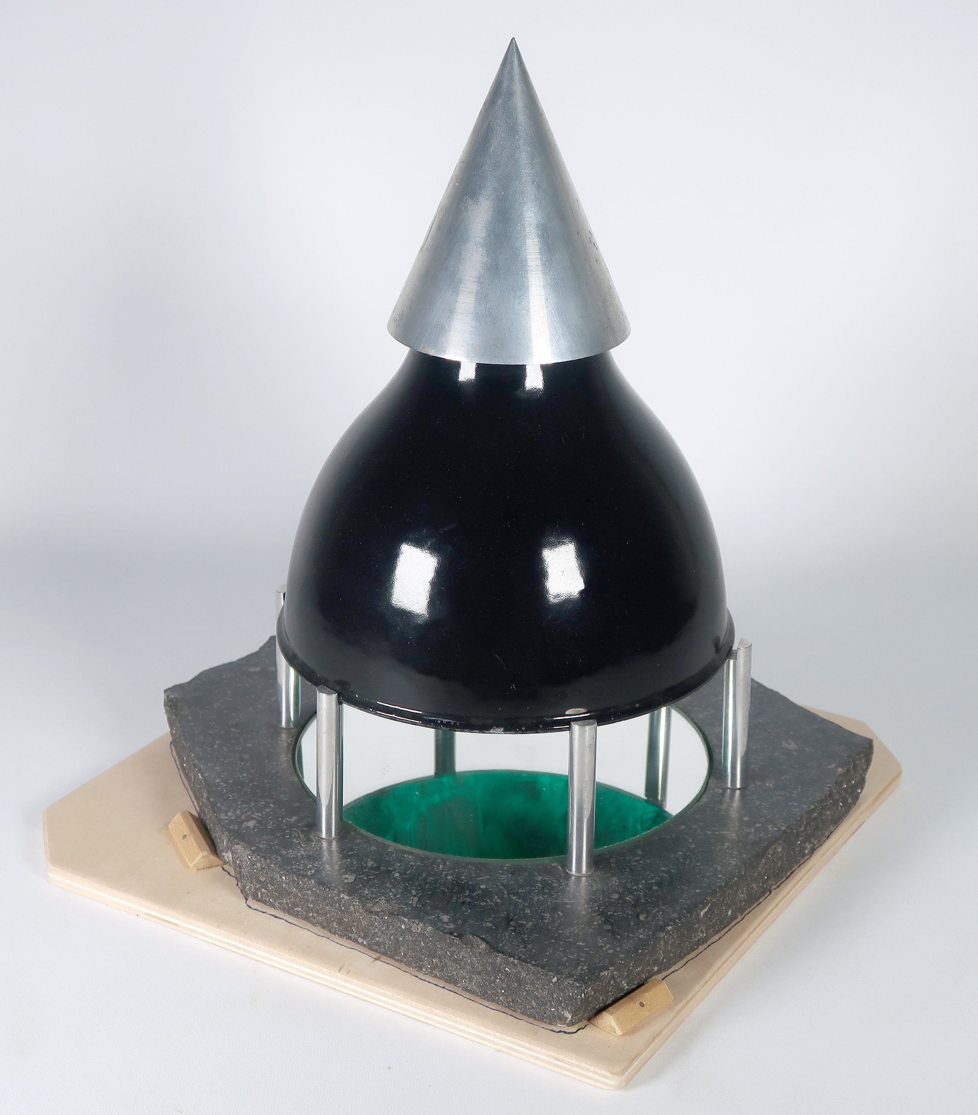 Dicky Brand - Assemblage van hout, steen, spiegel en metaal, Aarde verkocht voor € 70!