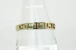 55 - Sierlijke 14 karaats geel-gouden ring met meander motief kopen? Bied vanaf 110!