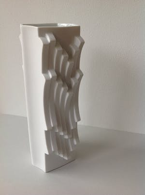Hutschenreuther - Grote Reliëfvaas (h 30 cm) uit de serie Archais ontwerp Heinrich Fuchs kopen? Bied vanaf 75!