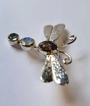 Zilveren vlinder met facet geslepen aquamarijn , maansteen , amethist kopen? Bied vanaf 40!