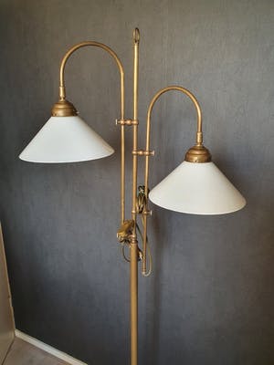 Curiosa - Dubbele koperen vloerlamp met melkglazen kappen, Art Deco stijl kopen? Bied vanaf 150!