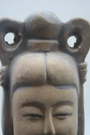 Niet of onleesbaar gesigneerd - Aardewerken Chinees Graffiguur van een Danseres met sancai (Driekleuren) loodsil kopen? Bied vanaf 1!