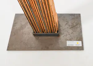 Marlies van Heijningen - Houten pilaar met uitgestrekte metalen top kopen? Bied vanaf 1!