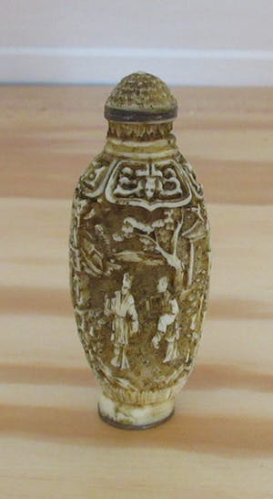 Niet of onleesbaar gesigneerd - Twee Cinnabar handgesneden Chinese Snuifflacons kopen? Bied vanaf 10!