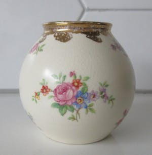 Plateelbakkerij Zuid-Holland - Miniatuur platelen bolvaasje met floraal decor kopen? Bied vanaf 12!