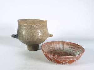 Dirk Hubers - Aardewerk, Sgrafitto schaal en een pot op voet van onbekende maker kopen? Bied vanaf 80!