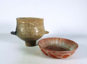 Dirk Hubers - Aardewerk, Sgrafitto schaal en een pot op voet van onbekende maker verkocht voor € 80!