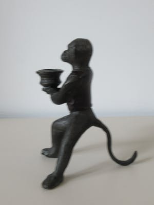 Curiosa - Bronzen gepolychromeerde apen met een kandelaar kopen? Bied vanaf 1!