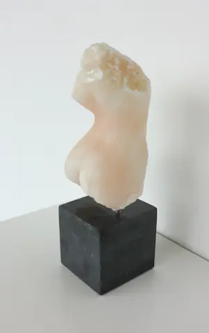 Angelo Moyano - Sculptuur van natuursteen / albast op sokkel, Vrouwentorso kopen? Bied vanaf 400!