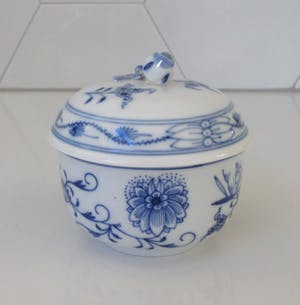 Meissen porzellan - Suikerpot met deksel in het beroemde blauw witte Zwiebelmuster decor - 1e keus kopen? Bied vanaf 35!
