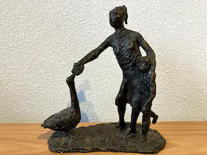 Brons (Onbekend) - Zwaar bronzen beeld - moeder met kind die gans voert. kaufen? Bieten Sie von 65!