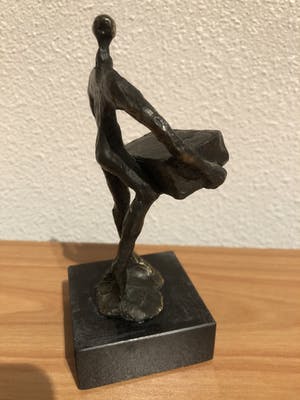 Corry Ammerlaan - Prachtig beeldje " Een zware last dragen " kopen? Bied vanaf 25!