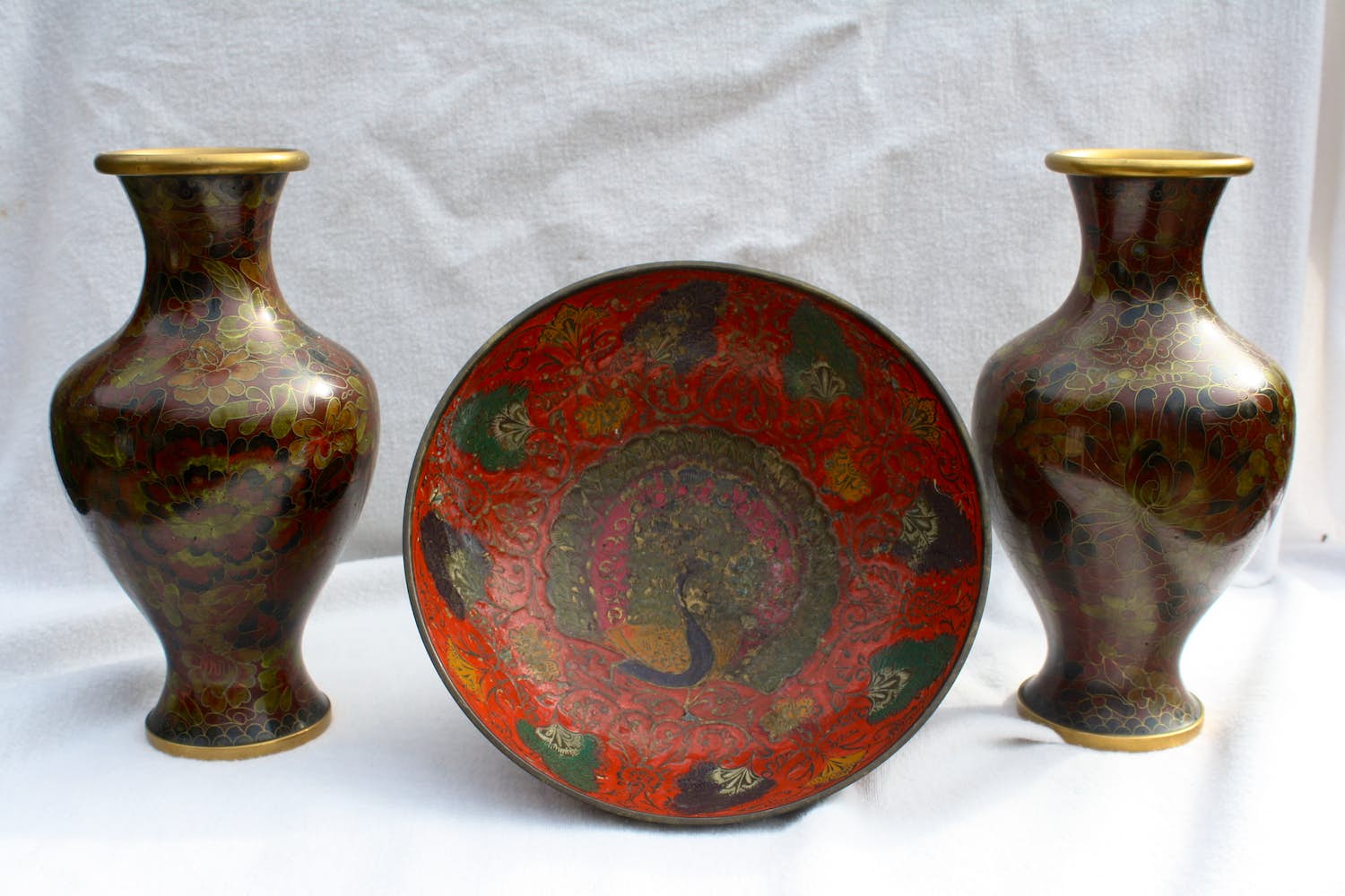 Niet of onleesbaar gesigneerd - Unieke Zeer Oude Bronzen Cloisonne Schaal en twee Cloisonne Vazen (20e eeuw) kopen? Bied vanaf 1!