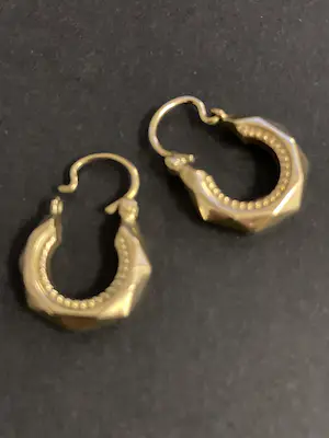 18 karaats geelgouden creolen, gefacetteerd met parelrandje kopen? Bied vanaf 130!