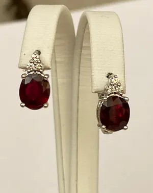 Acheter18 Kt witgouden oorbellen met rode robijnen ca 4,00 crt  en diamanten? Enchérissez de 1400!