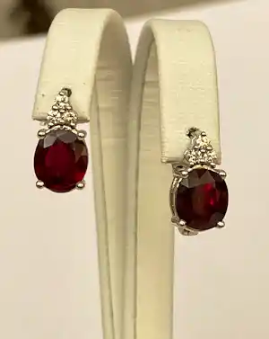 Acheter18 Kt witgouden oorbellen met rode robijnen ca 4,00 crt  en diamanten? Enchérissez de 1400!