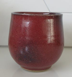 Niet of onleesbaar gesigneerd - Drie steengoed koffiebekers met Sang de Boeuf glazuur gesigneerd HSMP kopen? Bied vanaf 1!