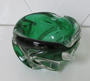 Josef Hospodka - Dikwandige smaragd groene getordeerde asbak uitvoering Chribska Sklo kopen? Bied vanaf 10!