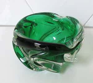 Josef Hospodka - Dikwandige smaragd groene getordeerde asbak uitvoering Chribska Sklo verkocht voor € 10!