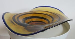 Niet of onleesbaar gesigneerd - Grote Boheemse Studio glazen schaal (1) kopen? Bied vanaf 10!