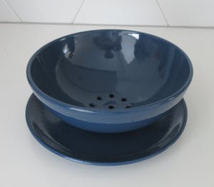 Ditmar Urbach - Art deco donkerblauwe aardewerken fruittest met onderbord kopen? Bied vanaf 32!