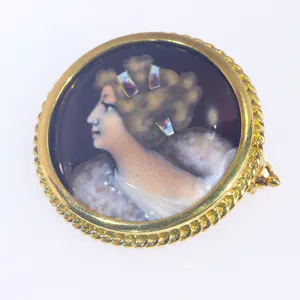 Vintage Fifties 18K gold artisanal brooch with enameled portrait of a lady, sign kopen? Bied vanaf 399!