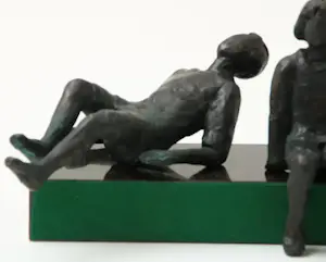 Marijke Cosse - Bronzen sculptuur: 3 zittende kinderen kopen? Bied vanaf 250!