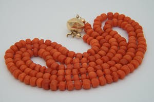 1199 - Antiek 14 karaats geel-gouden slot met oudhollands geslepen Bloedkoraal kopen? Bied vanaf 150!