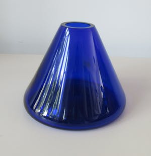 Niet of onleesbaar gesigneerd - Drie blauwe vintage glazen vazen kopen? Bied vanaf 1!