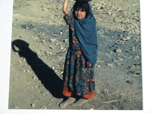 Jan Banning - Grote ingelijste foto , “Voorbereidingen voor een operatie, Cambodja” kopen? Bied vanaf 75!