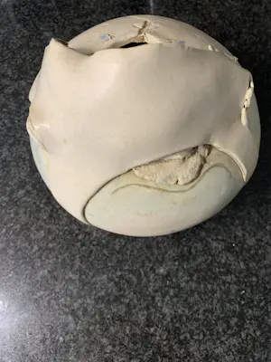 Ciska Kok - Keramische sculptuur van twee kussende figuren . kopen? Bied vanaf 50!