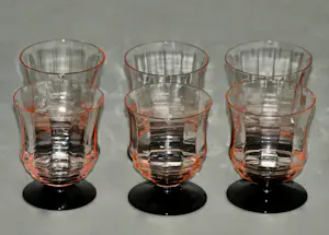Niet of onleesbaar gesigneerd - Eyecatcher - 6 Zeer zeldzame zachtroze Art Deco glazen - Verrerie Doyen kopen? Bied vanaf 1!