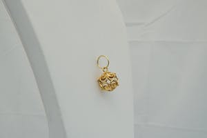 2531- Bijzondere 18 karaats - opengewerkte geel-gouden filigrain bol hanger kopen? Bied vanaf 110!