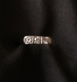 14K Goud - geelgouden vingage ring met drie stenen in witgouden zetting kopen? Bied vanaf 1!