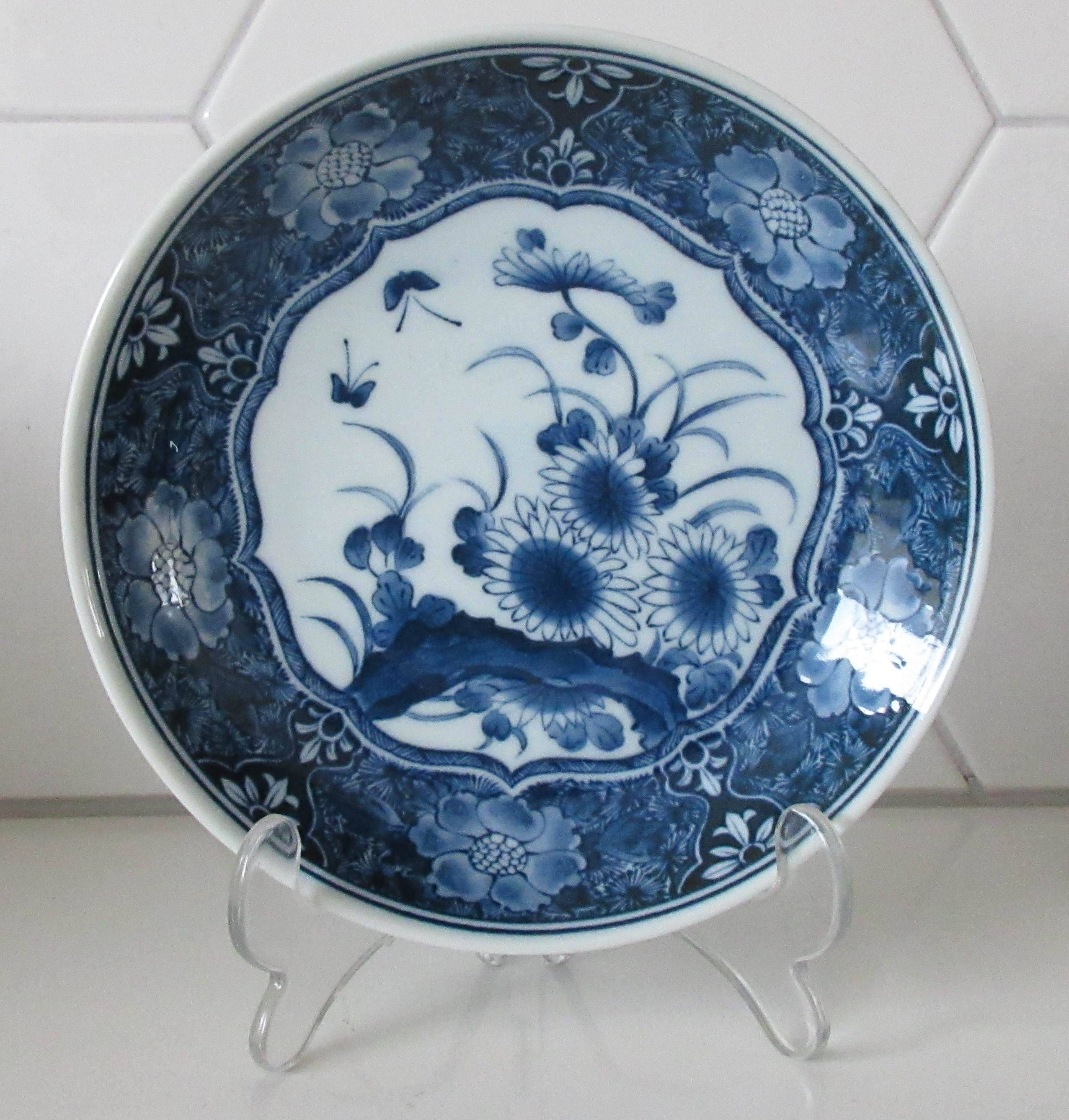 Niet of onleesbaar gesigneerd - Twee 20e eeuwse blauw witte hand beschilderde Chinese Porseleinen Bordjes kopen? Bied vanaf 1!