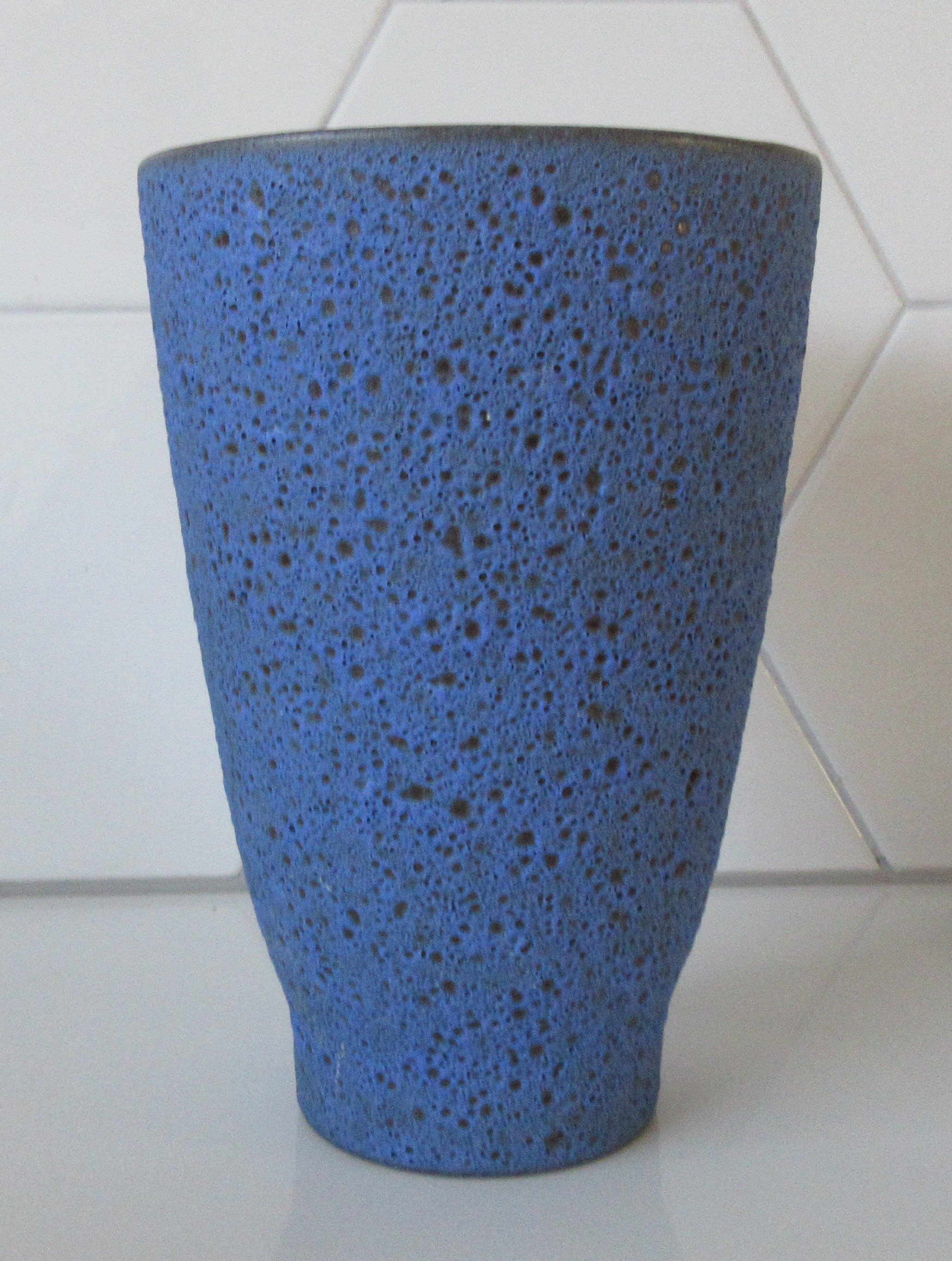 Niet of onleesbaar gesigneerd - Blauwe bruisglazuren aardewerk vaas verkocht voor € 1!