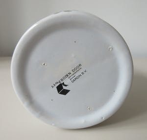 Royal Goedewaagen - Twee platelen apothekerspotten voor de firma Caron B.V. kopen? Bied vanaf 26!