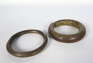 Congo - Twee bronzen armbanden met ingegraveerde geometrische decoraties kopen? Bied vanaf 1!