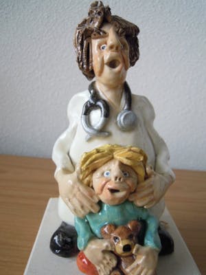 Niet of onleesbaar gesigneerd - Handgemaakt gesigneerd beeldje van DOKTER MET KIND. kopen? Bied vanaf 1!