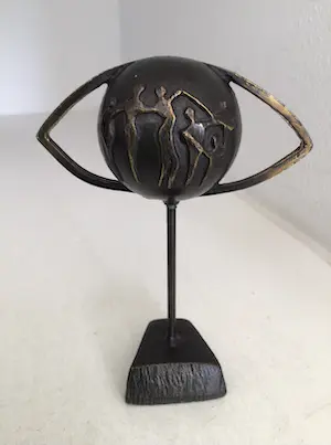 Corry Ammerlaan - Sculptuur “ Door het oog van de wereld “ kopen? Bied vanaf 1!
