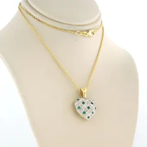 18k gouden collier met gouden hart hanger bezet met smaragd en diamanten kopen? Bied vanaf 575!