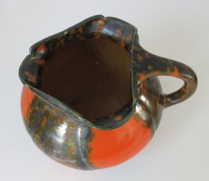 Arnhemsche Fayencefabriek - Twee oranje zwarte art deco vazen - Klaas Vet kaufen? Bieten Sie von 10!