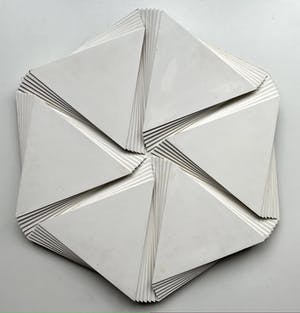 Niet of onleesbaar gesigneerd - Houten reliëf | 'Polygoon plastiek' | 1982 kopen? Bied vanaf 1!