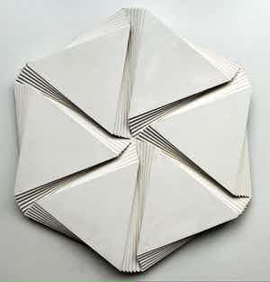 Niet of onleesbaar gesigneerd - Houten reliëf | 'Polygoon plastiek' | 1982 verkocht voor € 1!