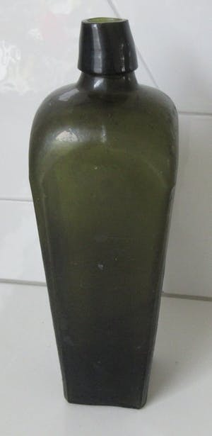 Niet of onleesbaar gesigneerd - Antieke 19e eeuwse groen glazen fles (vierkante voet) kopen? Bied vanaf 1!