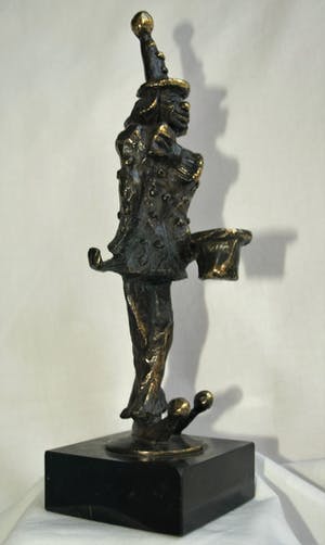 Corry Ammerlaan - Beeldje van verbronsd tin op kunstmarmeren voet , “CliniClown“ , Clown met hoed kopen? Bied vanaf 25!