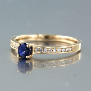 14K Goud - rood gouden ring bezet met saffier en briljant geslepen diamant kopen? Bied vanaf 200!